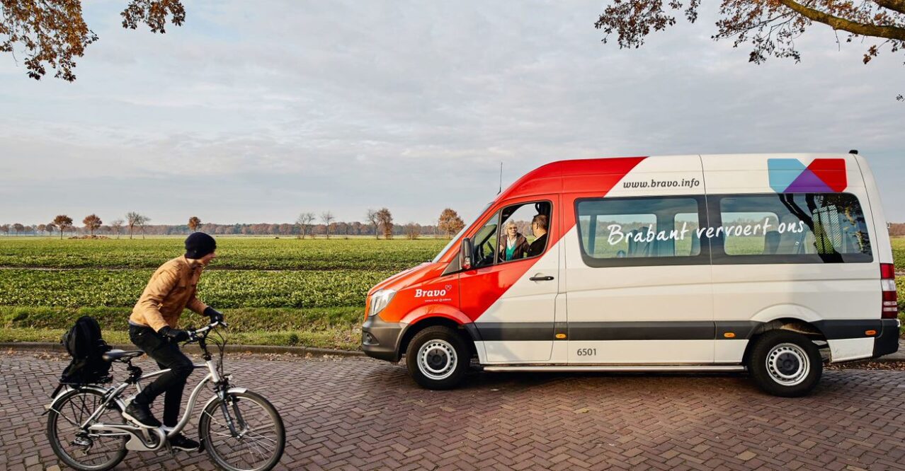 Fietser en Bravo bus