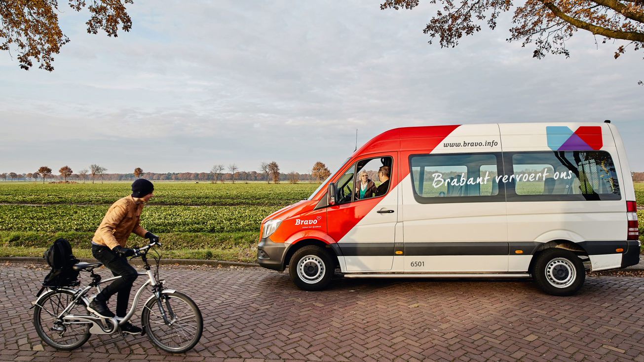 Fietser en Bravo bus