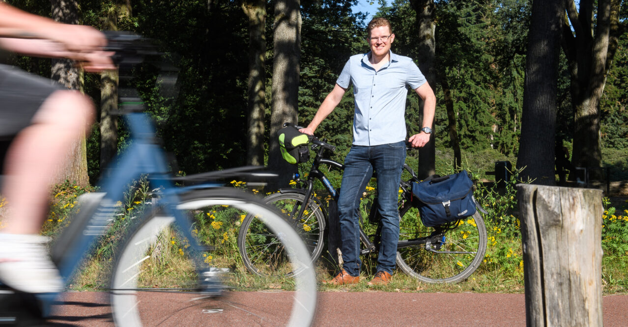 Fietser op fietspad