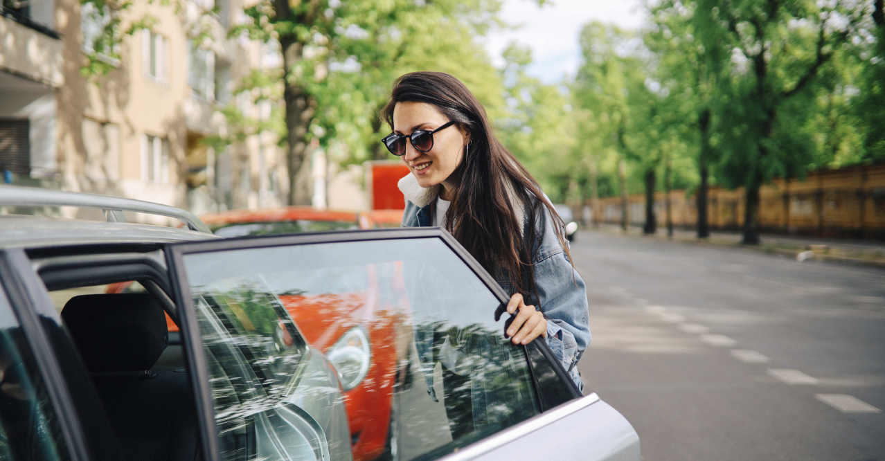 Vrouw stapt in auto