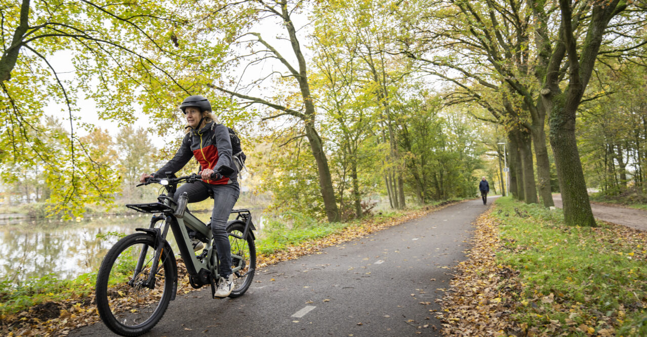 Fietser in bos fietspad