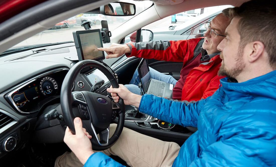 Samen rijden auto mannen