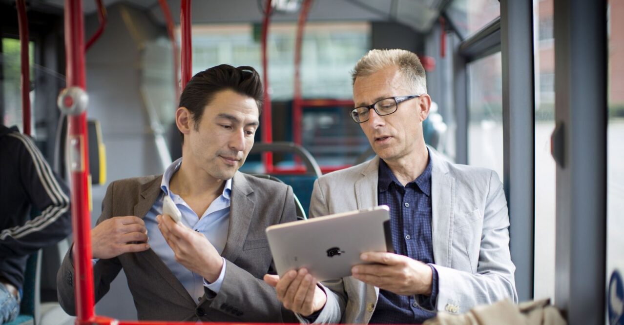 Twee reizigers in bus