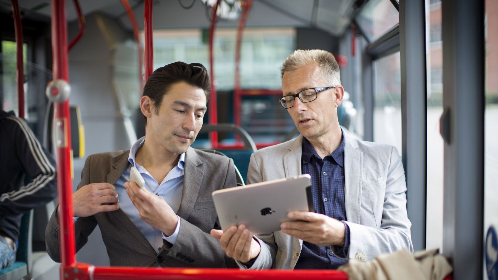 Twee reizigers in bus