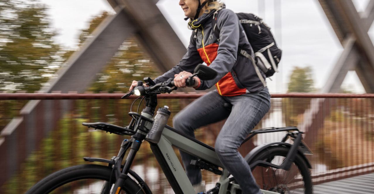 Vrouw fietst op brug