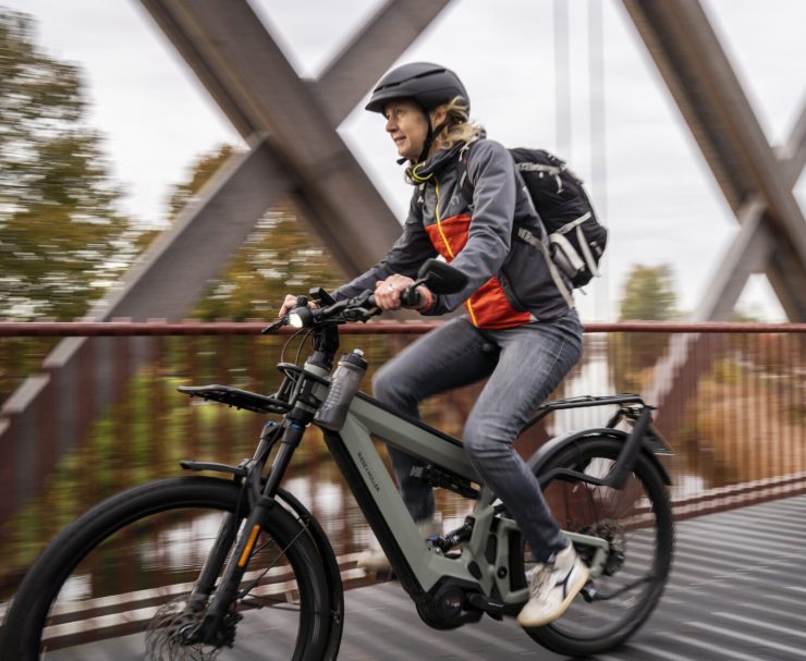 Vrouw fietst op brug