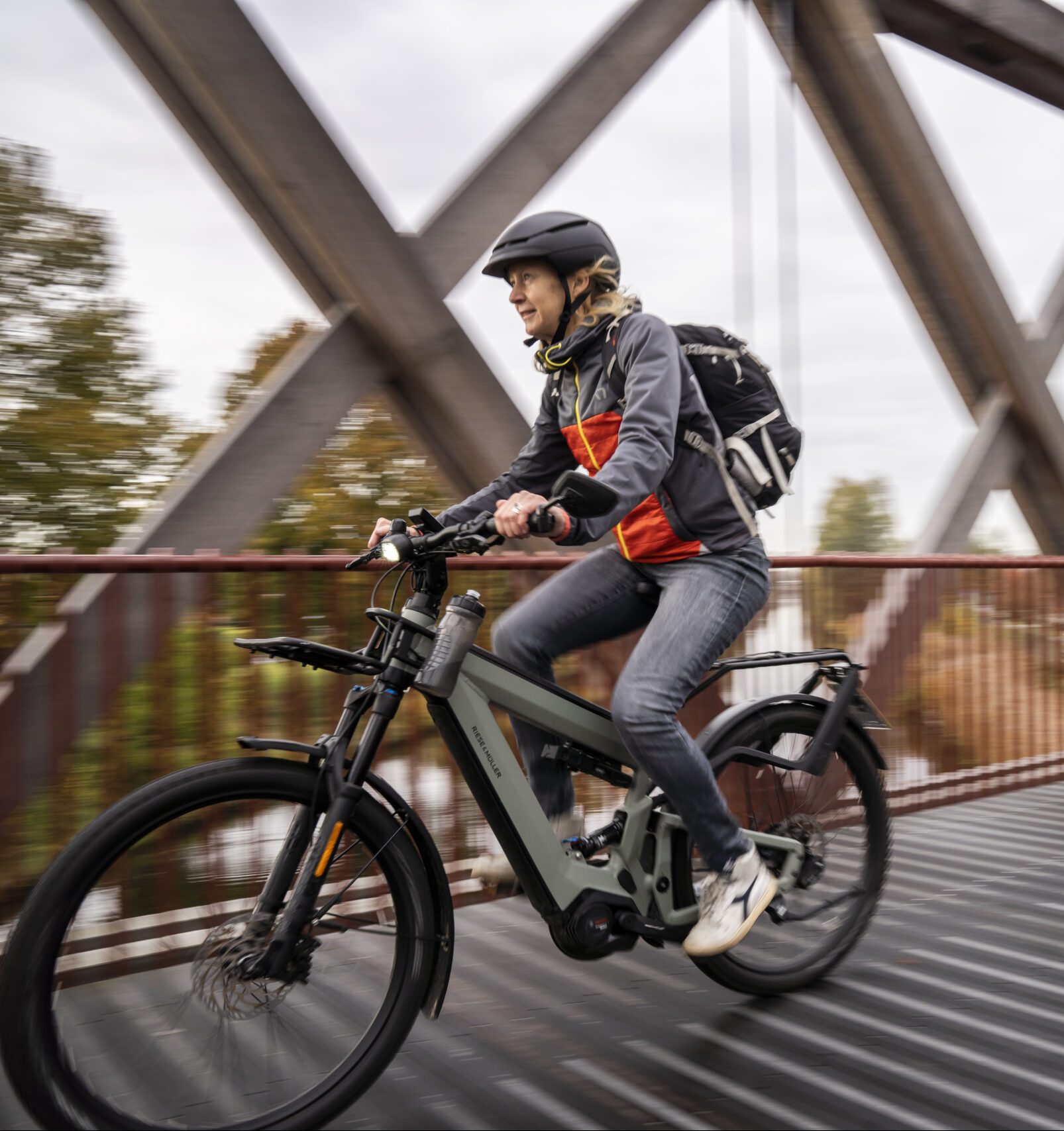 Vrouw fietst op brug