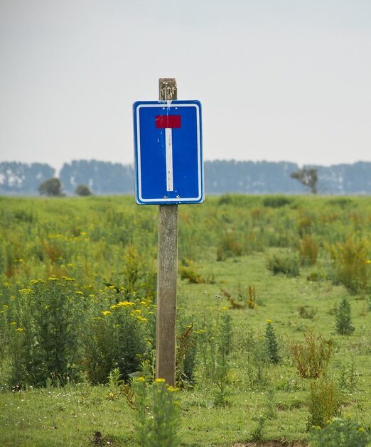 Doodlopende weg in natuur