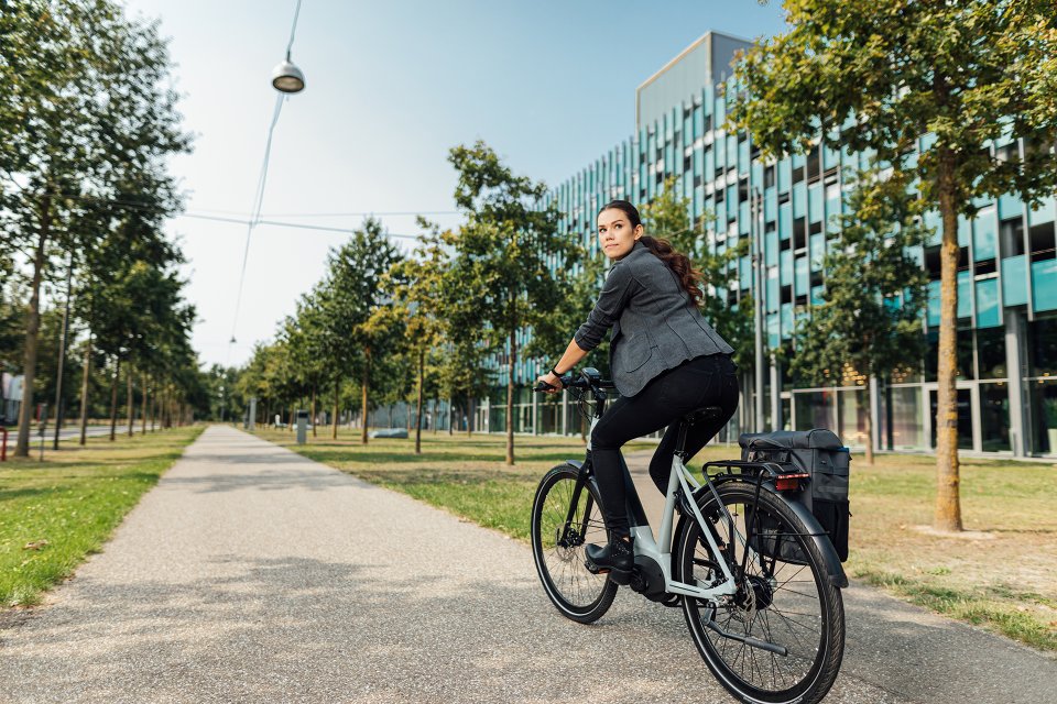 Vrouw op fiets