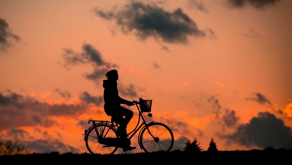 Vrouw fietst voor Brainport Bereikbaar