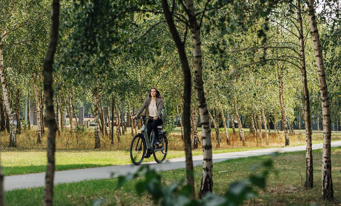 Vrouw fietst voor Brainport Bereikbaar