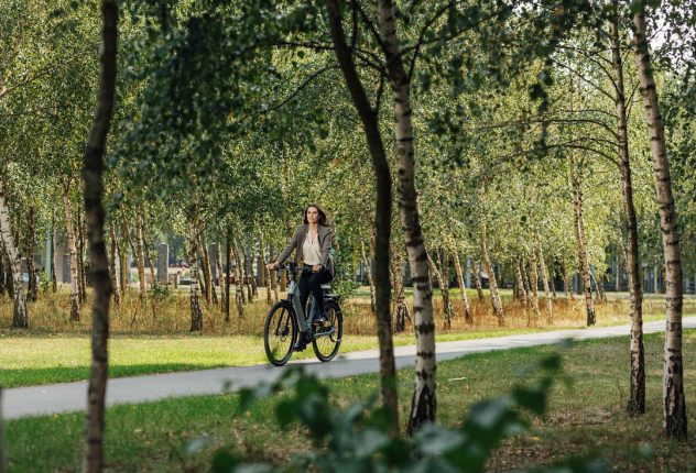 Vrouw fietst voor Brainport Bereikbaar