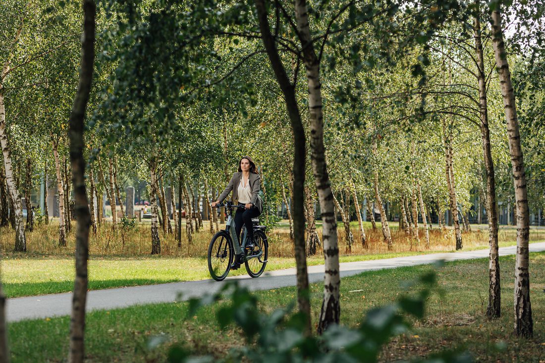 Vrouw fietst voor Brainport Bereikbaar