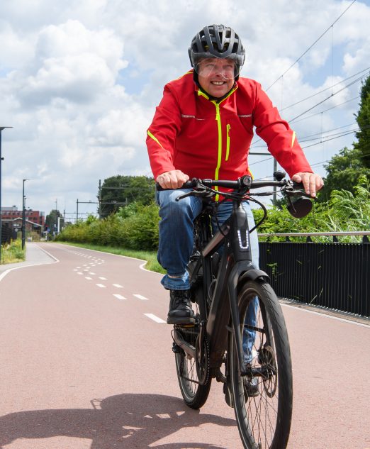 Man rijdt op een speedpedelec in de Brainportregio