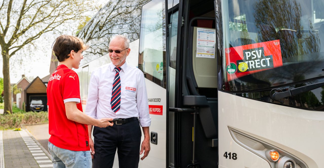 PSV-supporter wacht op de PSV Direct-bus in de Brainportregio.