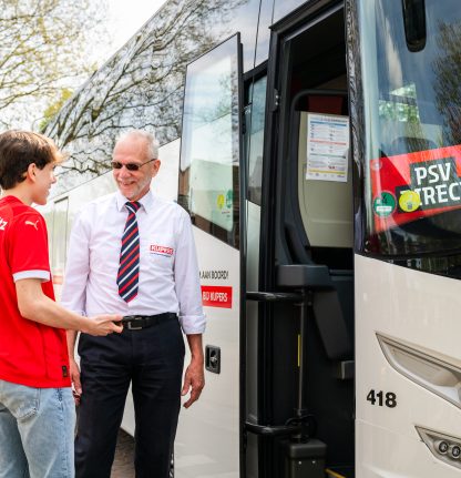 PSV-supporter wacht op de PSV Direct-bus in de Brainportregio.