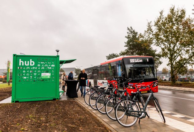 Nieuwe bushalte op het BZOB-terrein met fietsenstalling in de Brainportregio