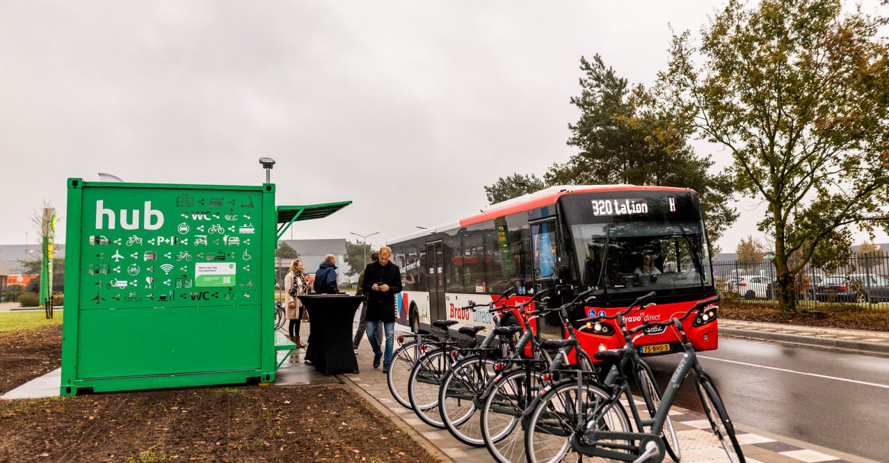 Nieuwe bushalte op het BZOB-terrein met fietsenstalling in de Brainportregio