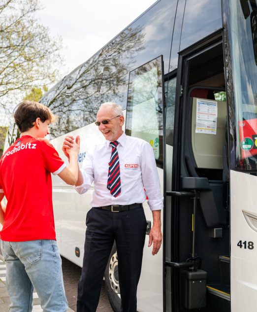 Bus met supporters en chauffeur onderweg naar het PSV Stadion in de Brainportregio