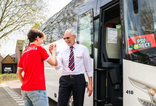 Bus met supporters en chauffeur onderweg naar het PSV Stadion in de Brainportregio