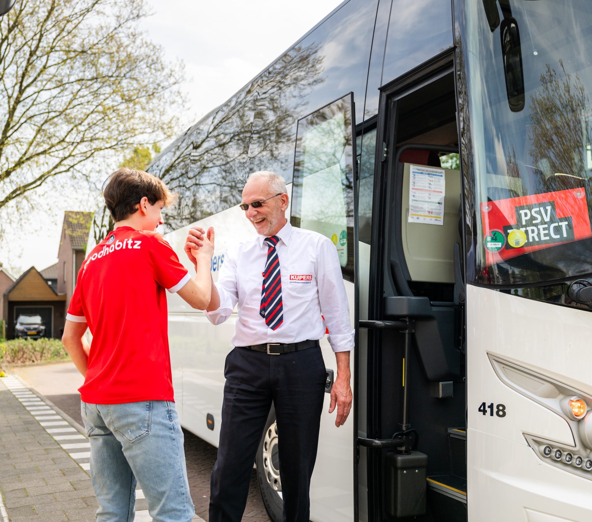 Bus met supporters en chauffeur onderweg naar het PSV Stadion in de Brainportregio