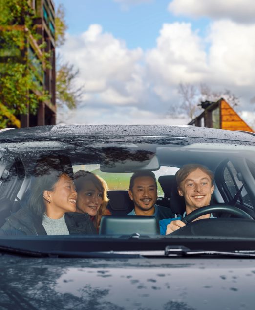 Mensen carpoolen samen naar het werk in de Brainportregio, onderdeel van Brainport Bereikbaar