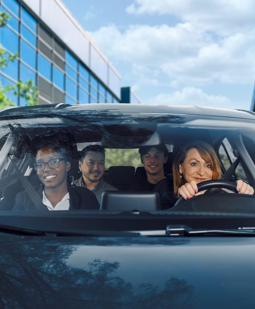 Mensen carpoolen samen naar het werk in de Brainportregio, onderdeel van Brainport Bereikbaar