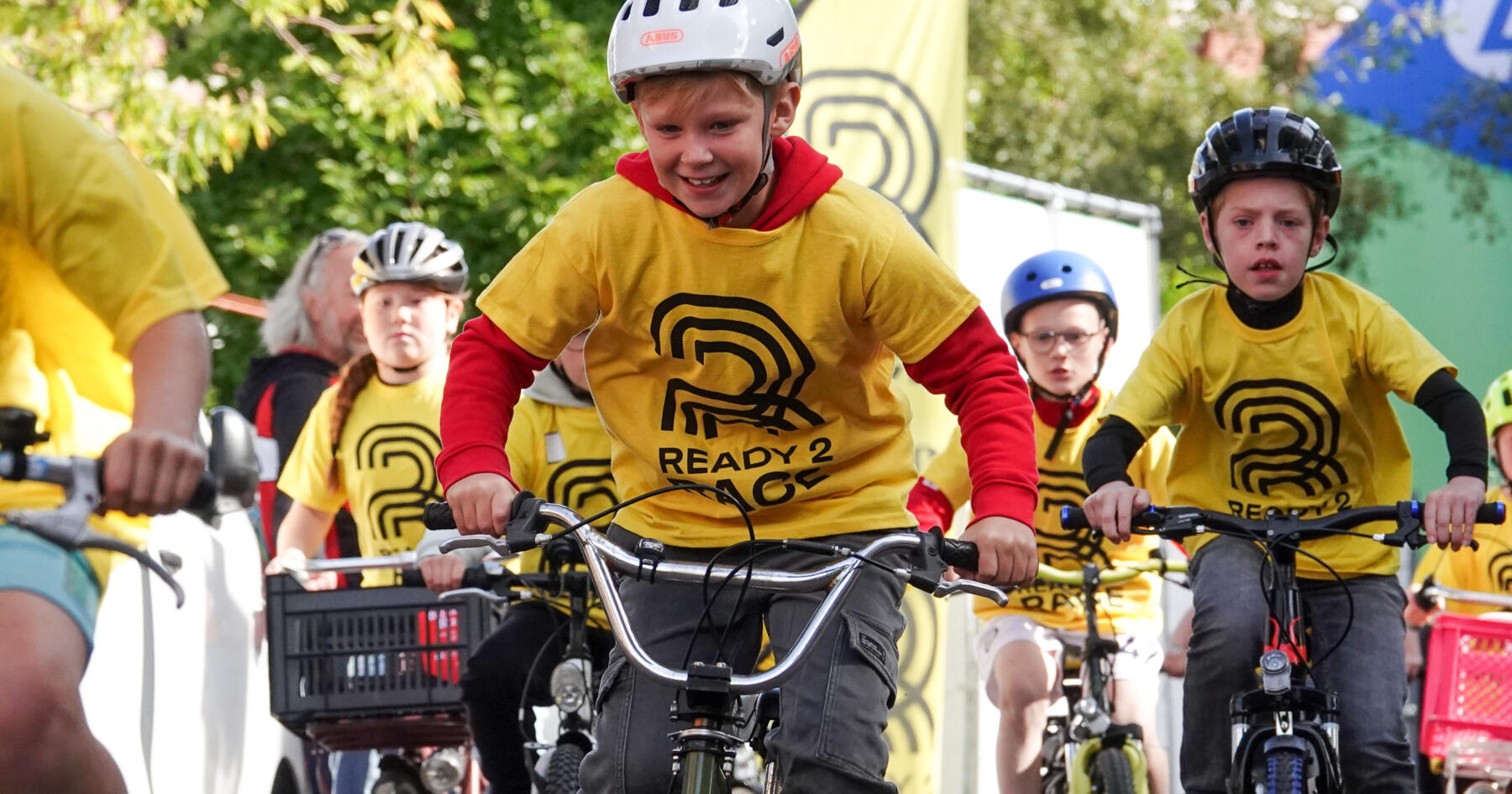 Kinderen of deelnemers fietsen op dikke banden tijdens een Dikke Banden Race-evenement.