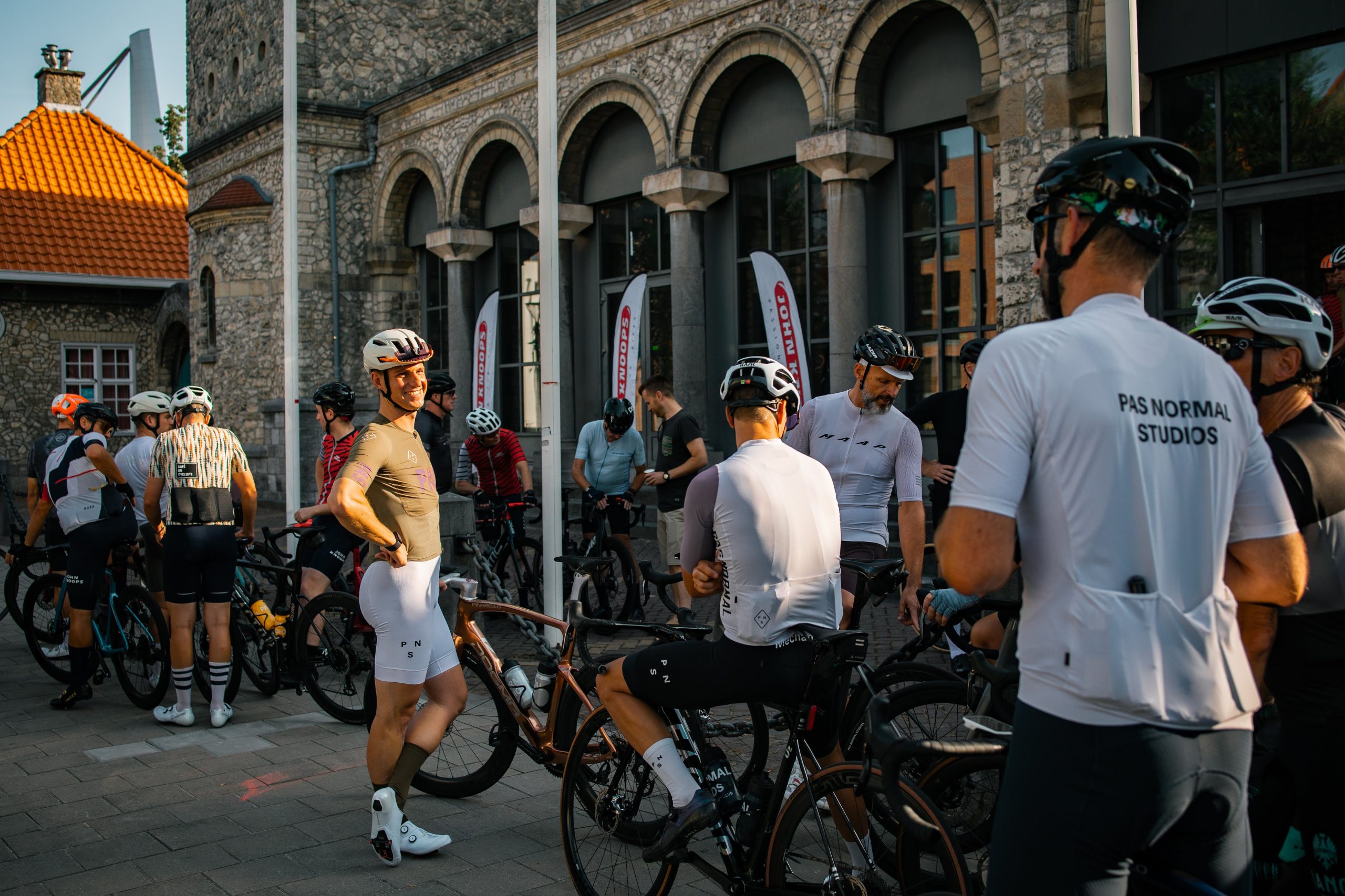De Steentjeskerk tijdens de Nationale Klimaat Fietsdag, onderdeel van de Brainport Bike Week.