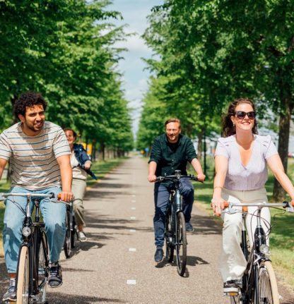 Groep fietsers rijdt samen op een fietspad
