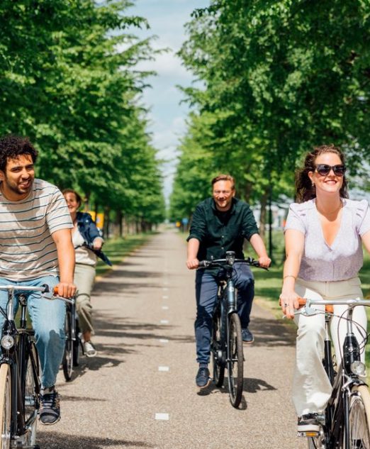 Groep fietsers rijdt samen op een fietspad