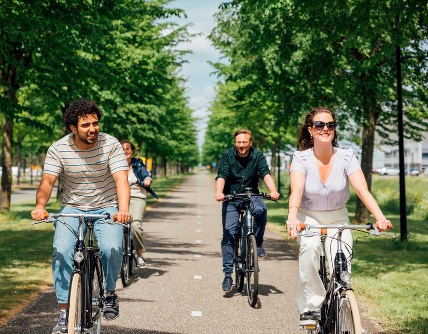 Groep fietsers rijdt samen op een fietspad