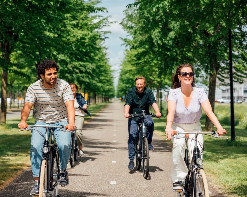 Groep fietsers rijdt samen op een fietspad