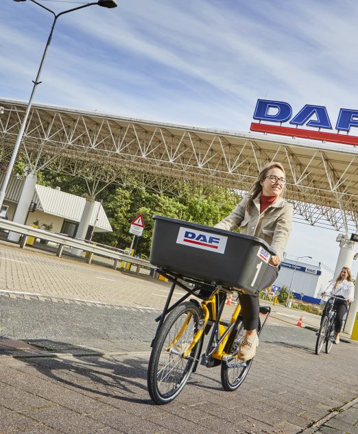 Medewerkers van DAF werken samen in een moderne en innovatieve werkomgeving.