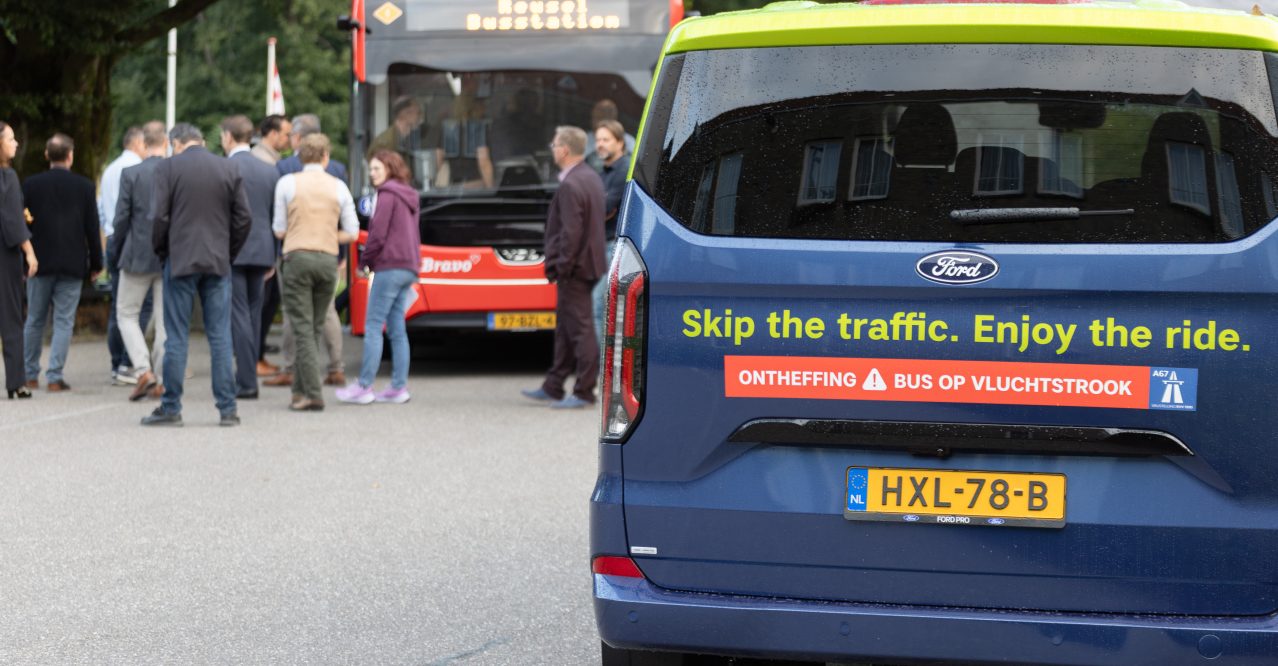 Brainport Bereikbaar-bus rijdt over de vluchtstrook
