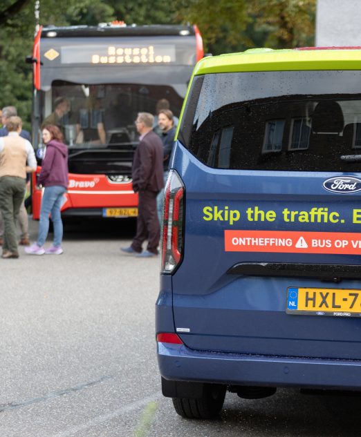 Brainport Bereikbaar-bus rijdt over de vluchtstrook
