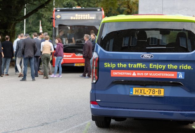 Brainport Bereikbaar-bus rijdt over de vluchtstrook
