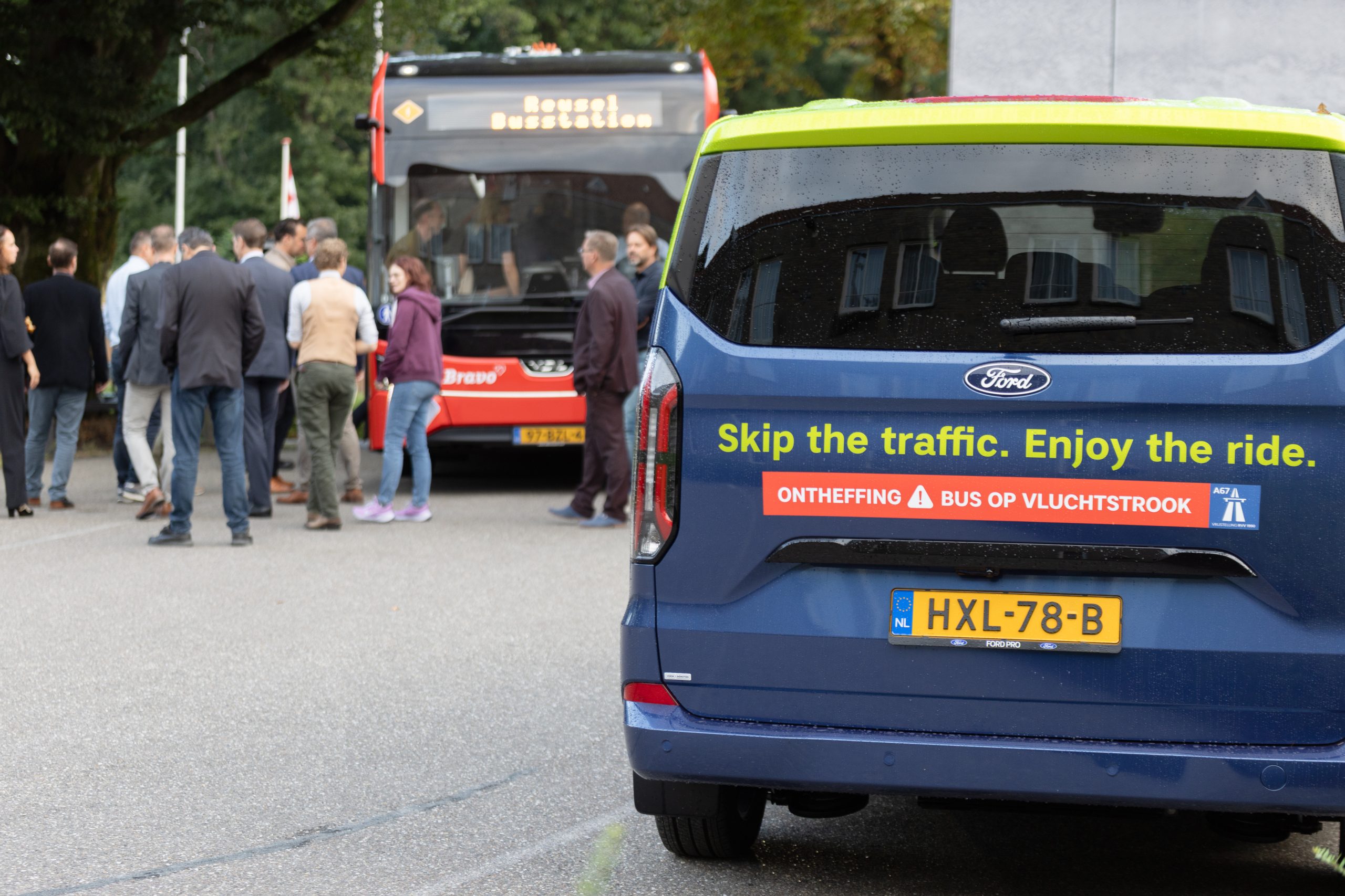 Brainport Bereikbaar-bus rijdt over de vluchtstrook