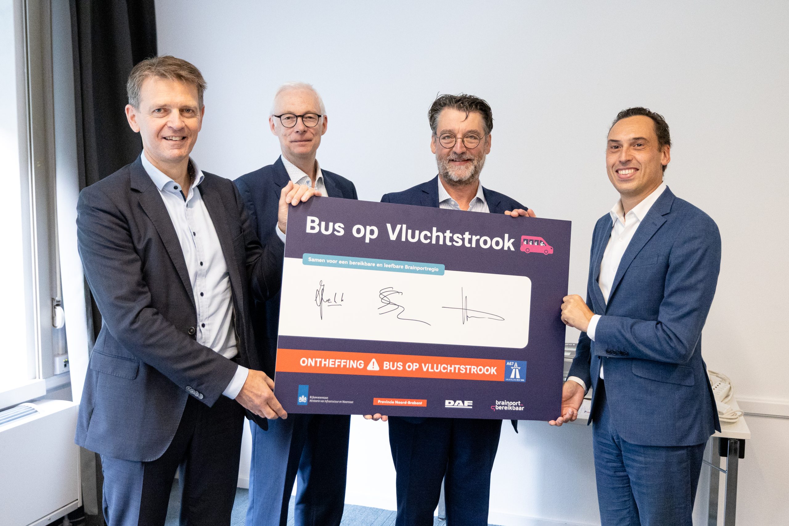 Brainport Bereikbaar-bus rijdt over de vluchtstrook