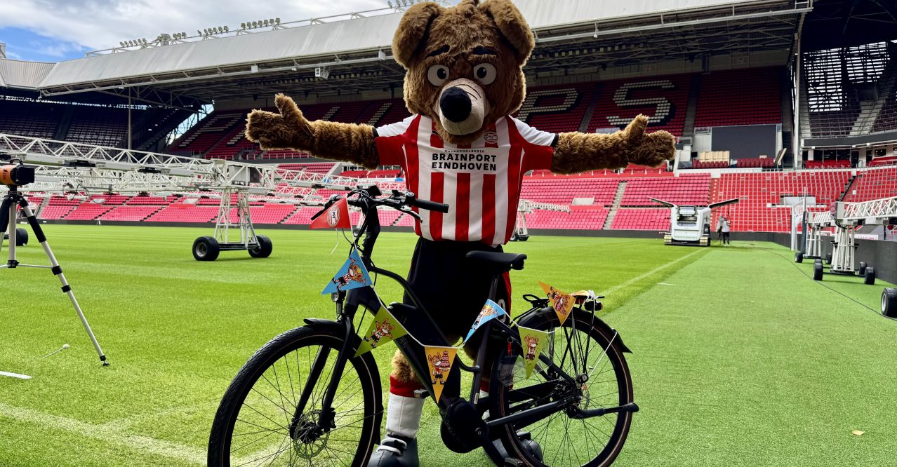 Phoxy, de mascotte van PSV, in rood-wit tenue