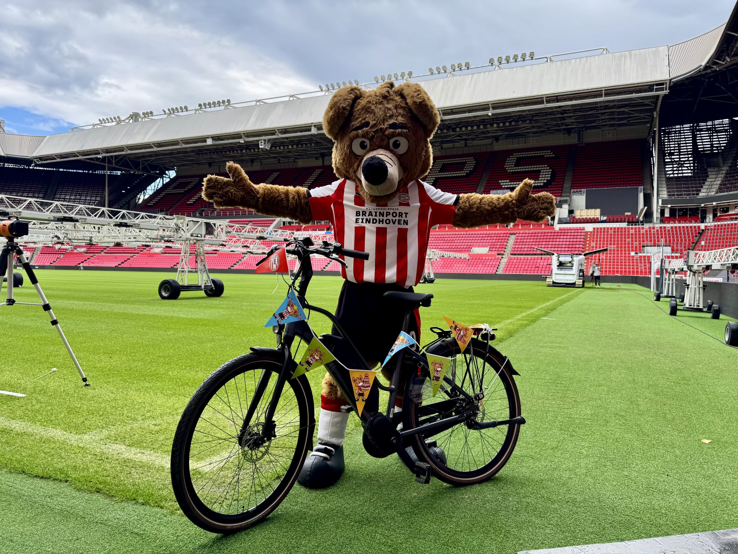 Phoxy, de mascotte van PSV, in rood-wit tenue
