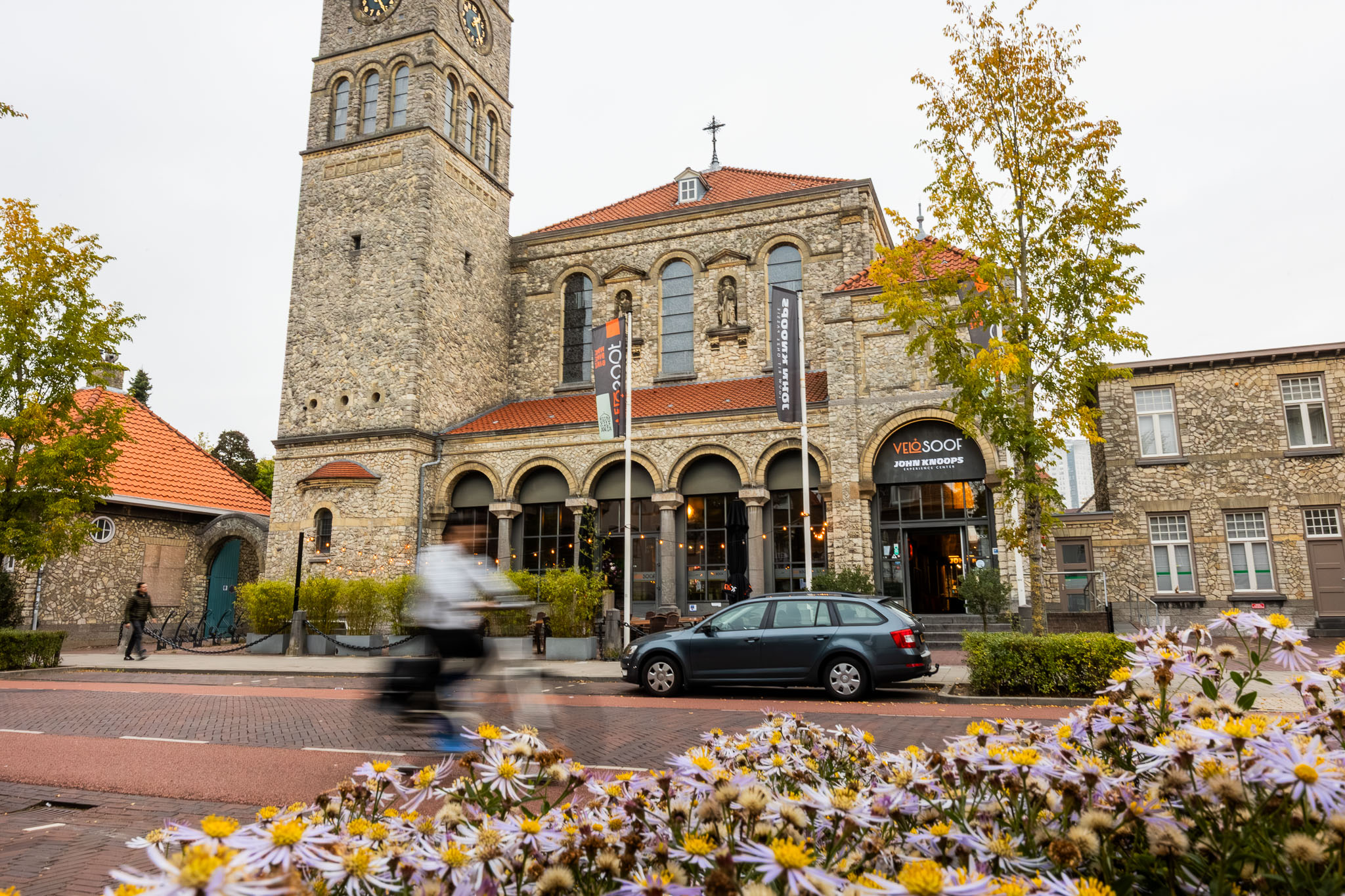 Deelnemers van de Brainport Bike School verzamelen bij Velosoof in Eindhoven voor de start van de fietstraining