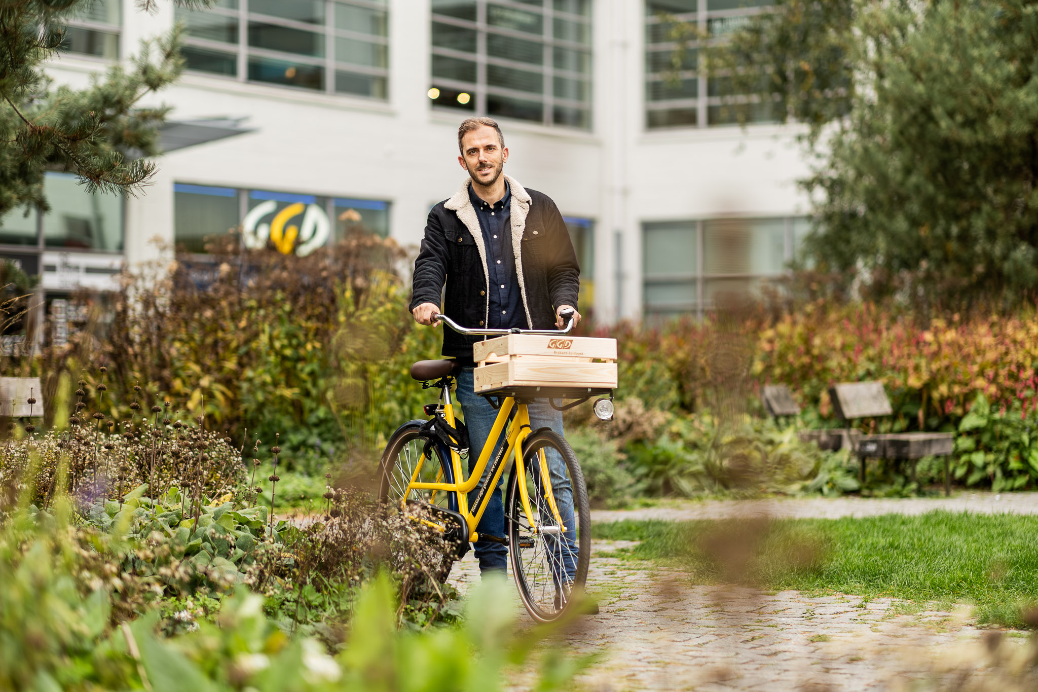 Man fietst door de Brainportregio, onderdeel van Brainport Bereikbaar.