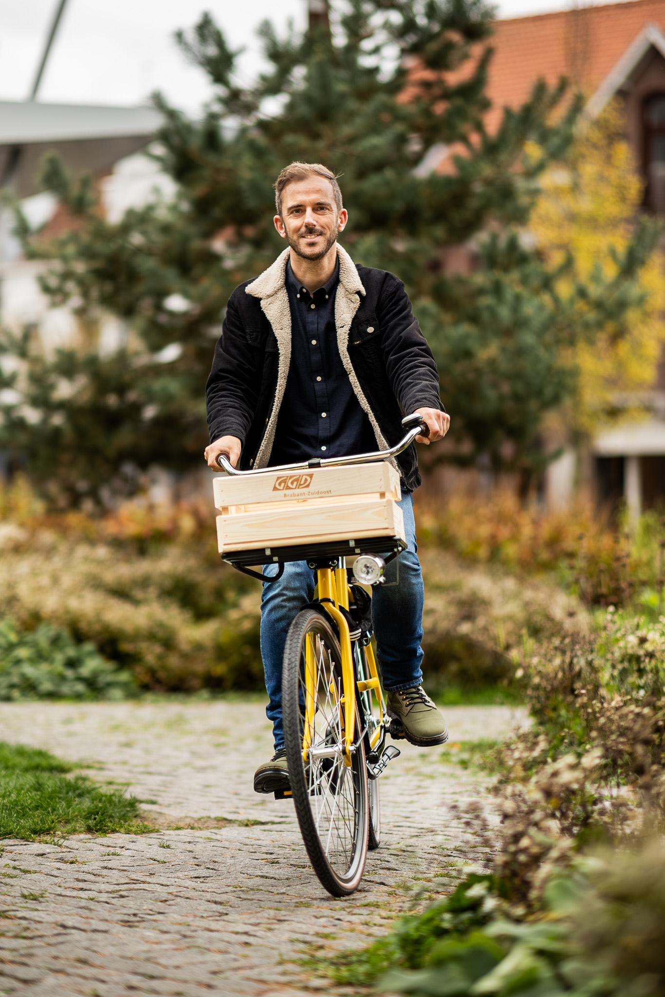 Man fietst door de Brainportregio, onderdeel van Brainport Bereikbaar.