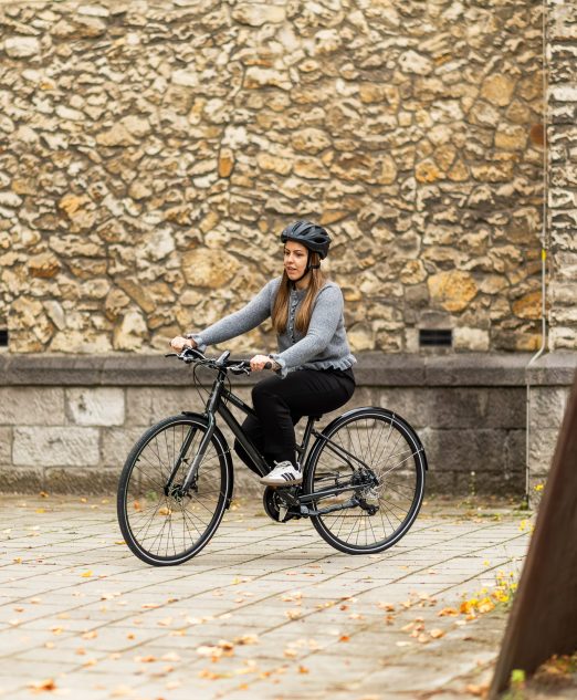 Internationale deelnemers oefenen hun eerste fietspogingen tijdens een les van de Brainport Bike School