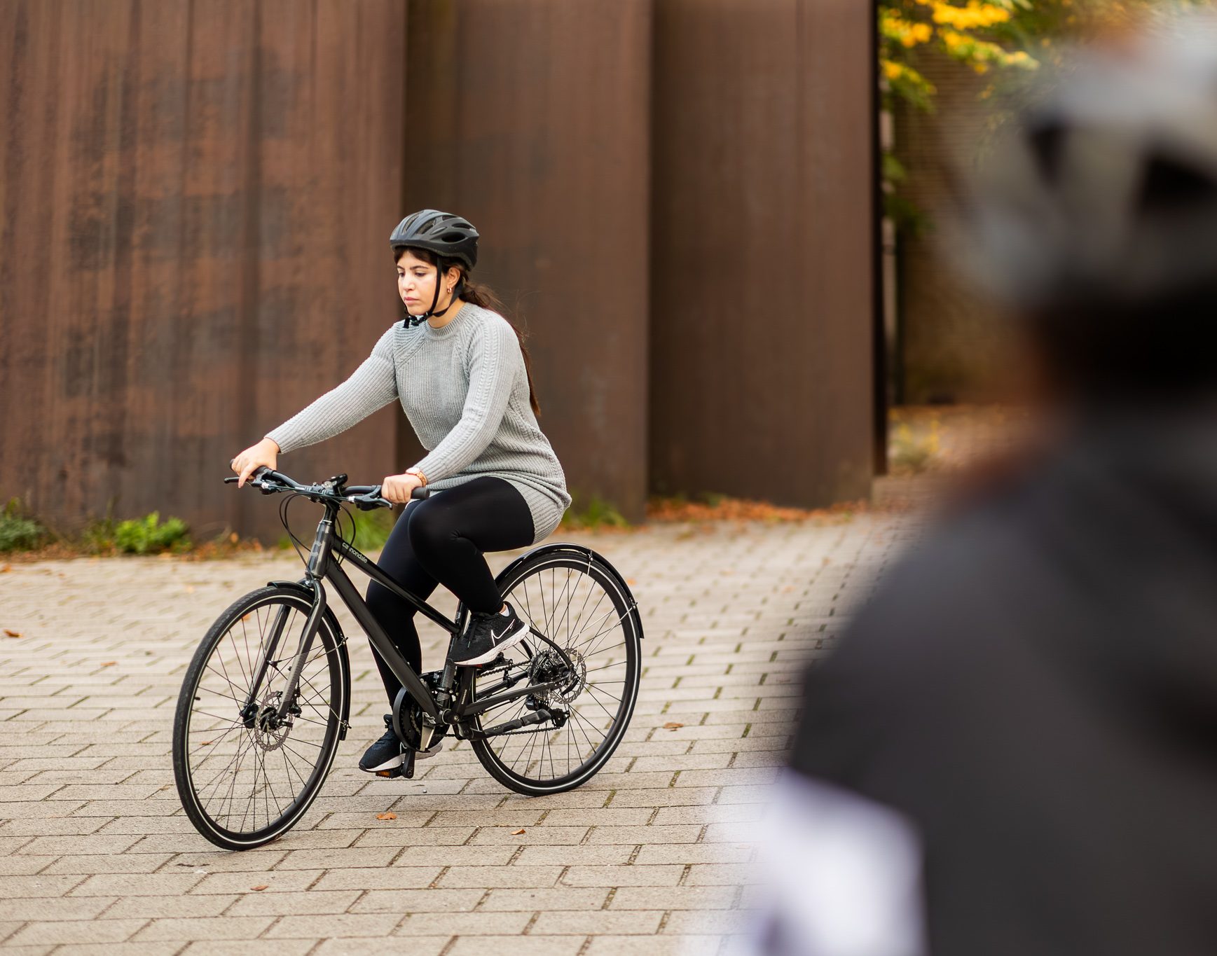 Internationale deelnemers oefenen hun eerste fietspogingen tijdens een les van de Brainport Bike School