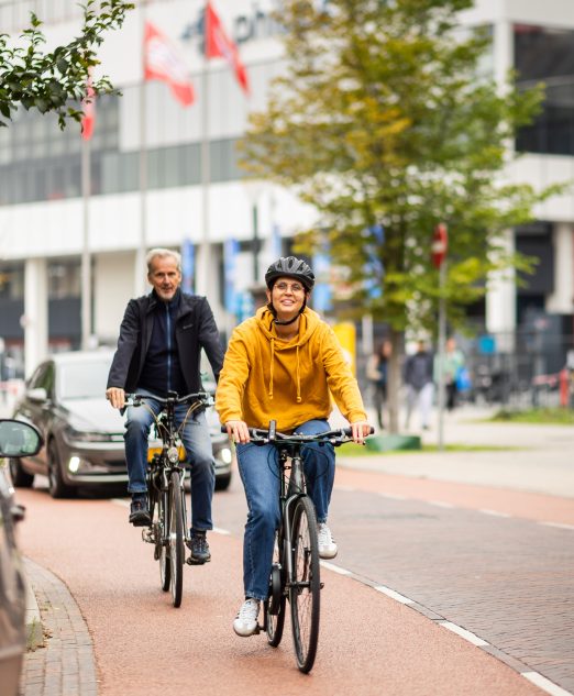 Internationale deelnemers oefenen hun eerste fietspogingen tijdens een les van de Brainport Bike School