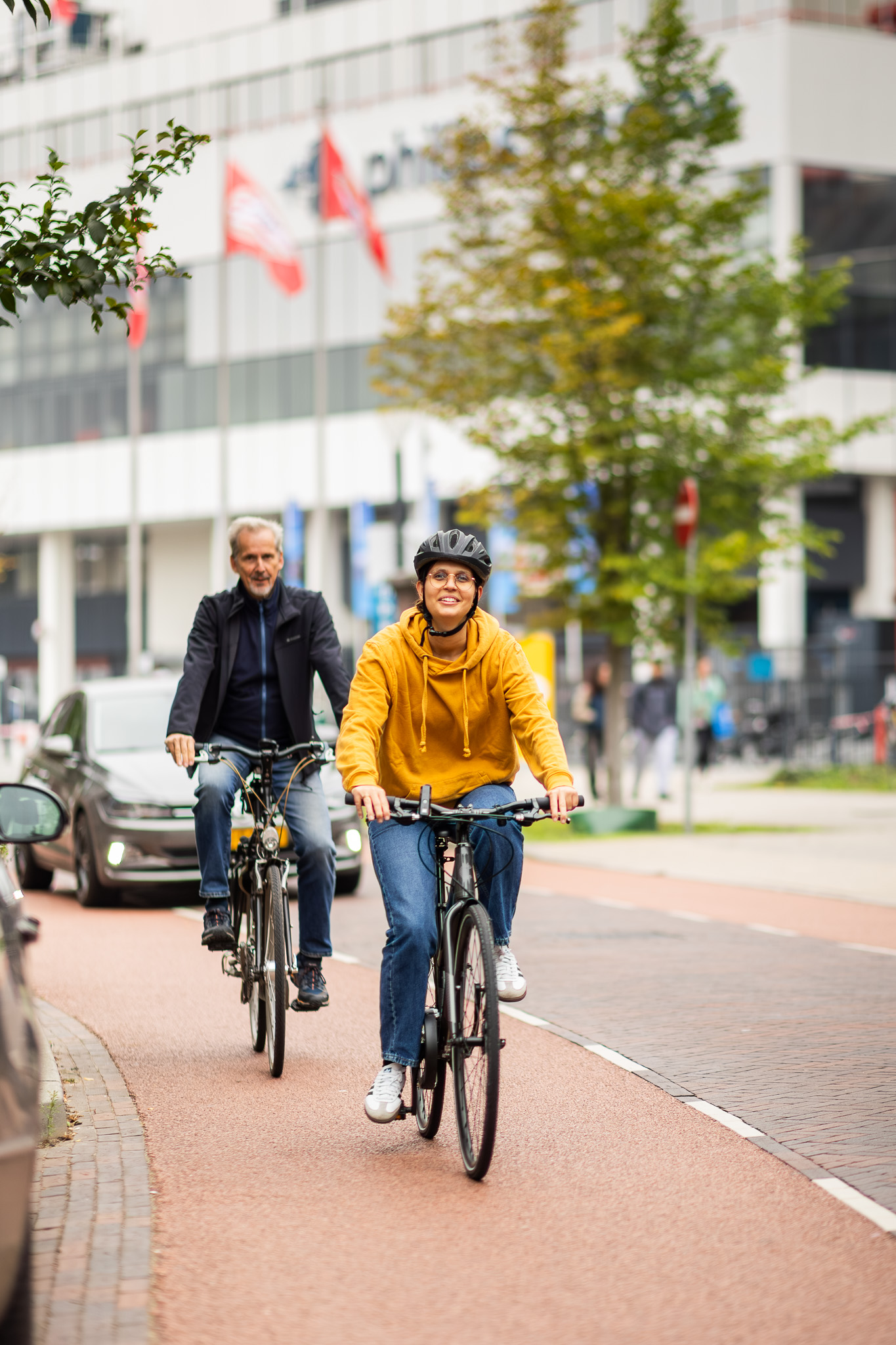 Internationale deelnemers oefenen hun eerste fietspogingen tijdens een les van de Brainport Bike School