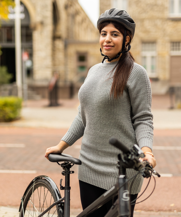 Internationale deelnemers oefenen hun eerste fietspogingen tijdens een les van de Brainport Bike School