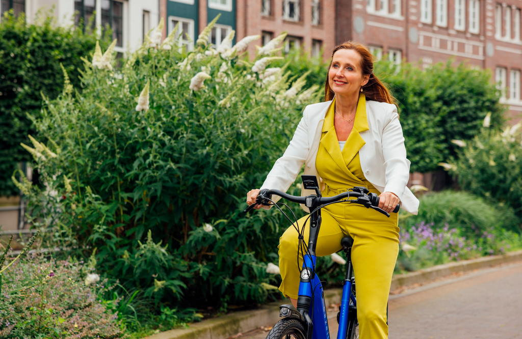 Vrouw fietst door de Brainportregio, onderdeel van Brainport Bereikbaar.